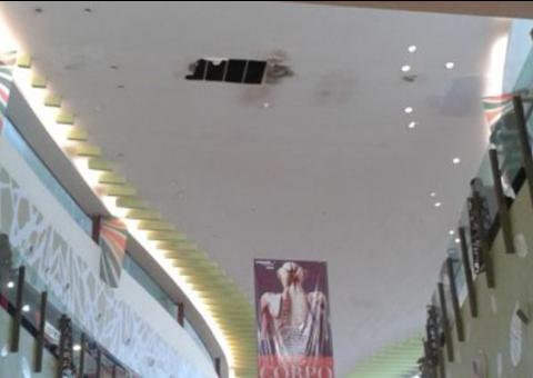 Placa de gesso cai do teto no Manaura Shopping em pleno dia